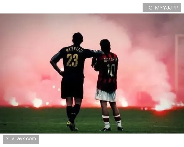 东亚杯赛场被球迷歌声点燃,看台合唱成全场焦点 东亚杯赛场被球迷歌声点燃,看台合唱成全场焦点