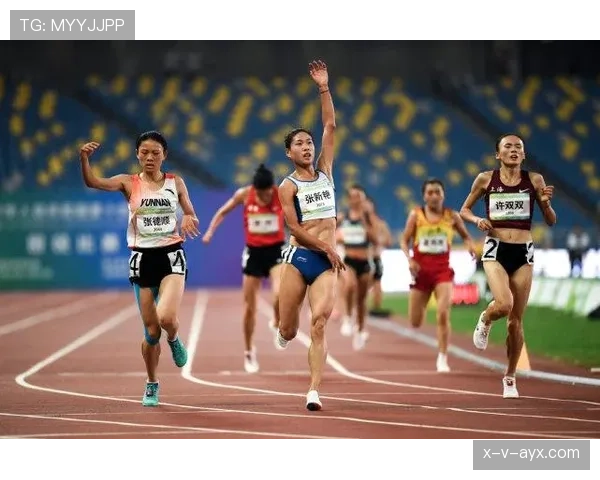 中国女子长跑运动员在雅典2004奥运会上展现拼搏精神