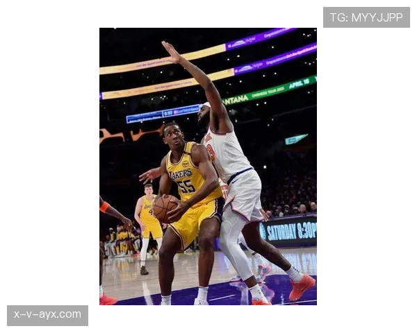 米切尔·罗宾逊无球顺下效率领跑内线，防守覆盖改变对手进攻选择